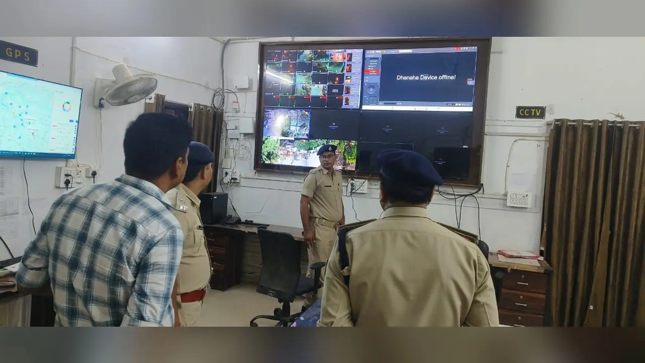 थाना कंट्रोल रूम में डिस्प्ले की जांच करते एसपी .... थानाध्यक्ष व पुलिस पदाधिकारियों से जानकारी लेते एसपी | Prabhat Khabar Network थाना कंट्रोल रूम में डिस्प्ले की जांच करते एसपी .... थानाध्यक्ष व पुलिस पदाधिकारियों से जानकारी लेते एसपी | Prabhat Khabar Network