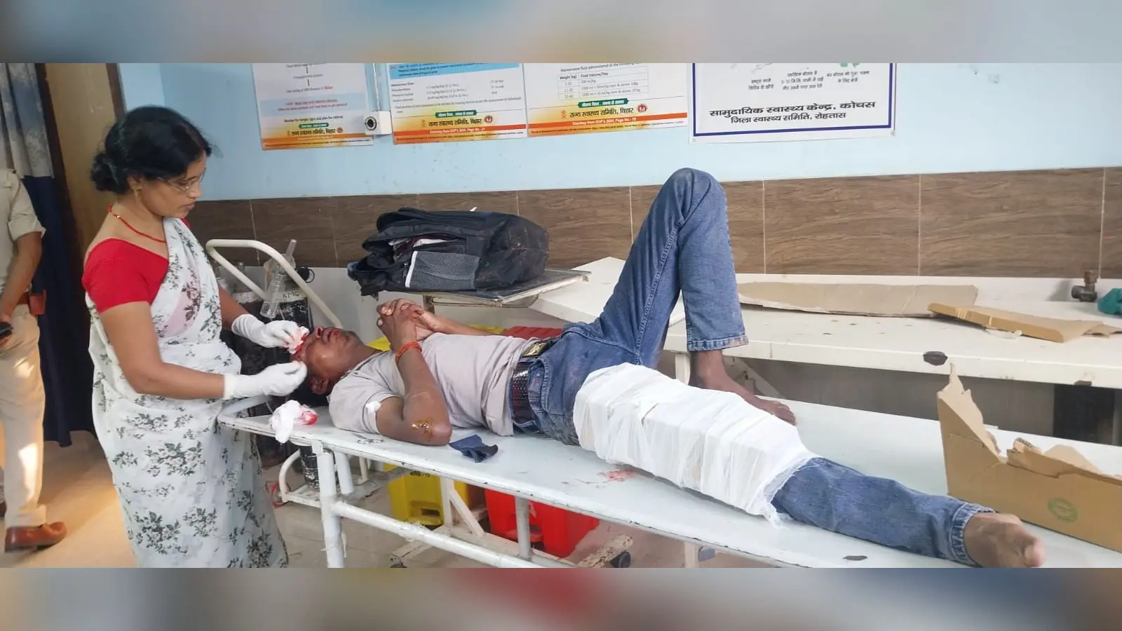 सीएचसी में घायलों का उपचार करते चिकित्सक | Prabhat Khabar Network सीएचसी में घायलों का उपचार करते चिकित्सक | Prabhat Khabar Network