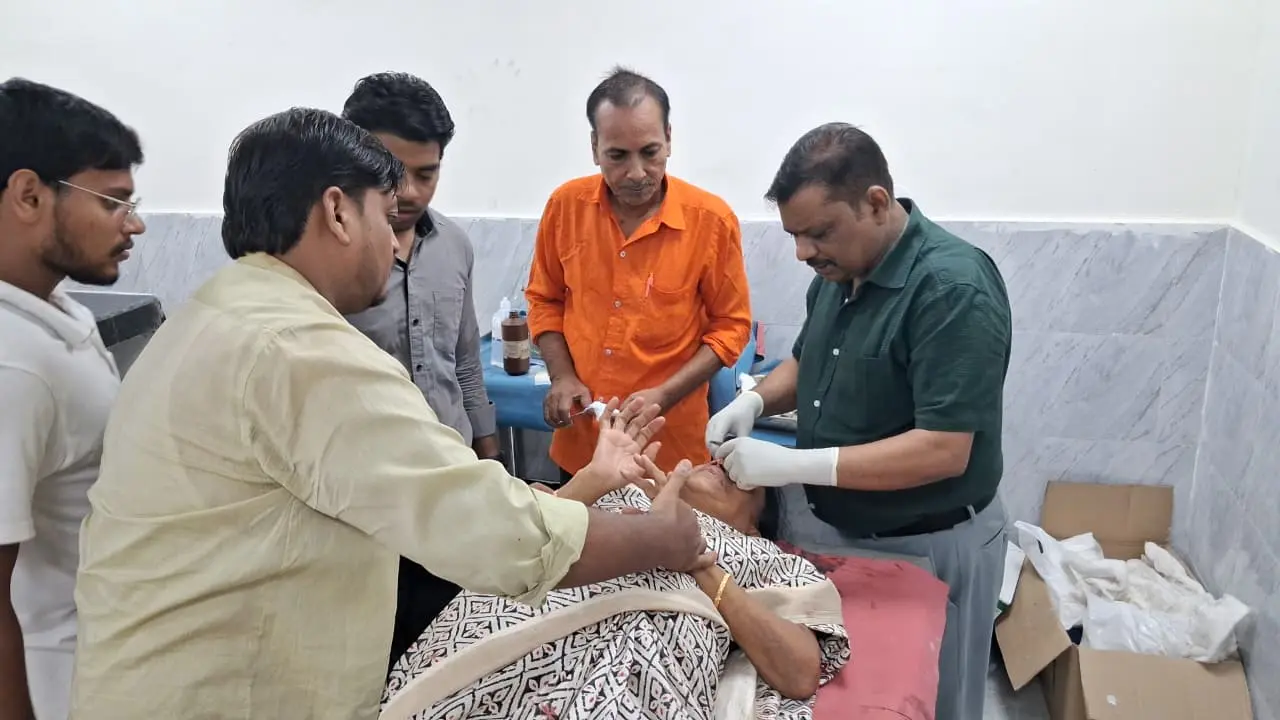 सदर अस्पताल में इलाजरत यात्री | Prabhat Khabar Network सदर अस्पताल में इलाजरत यात्री | Prabhat Khabar Network