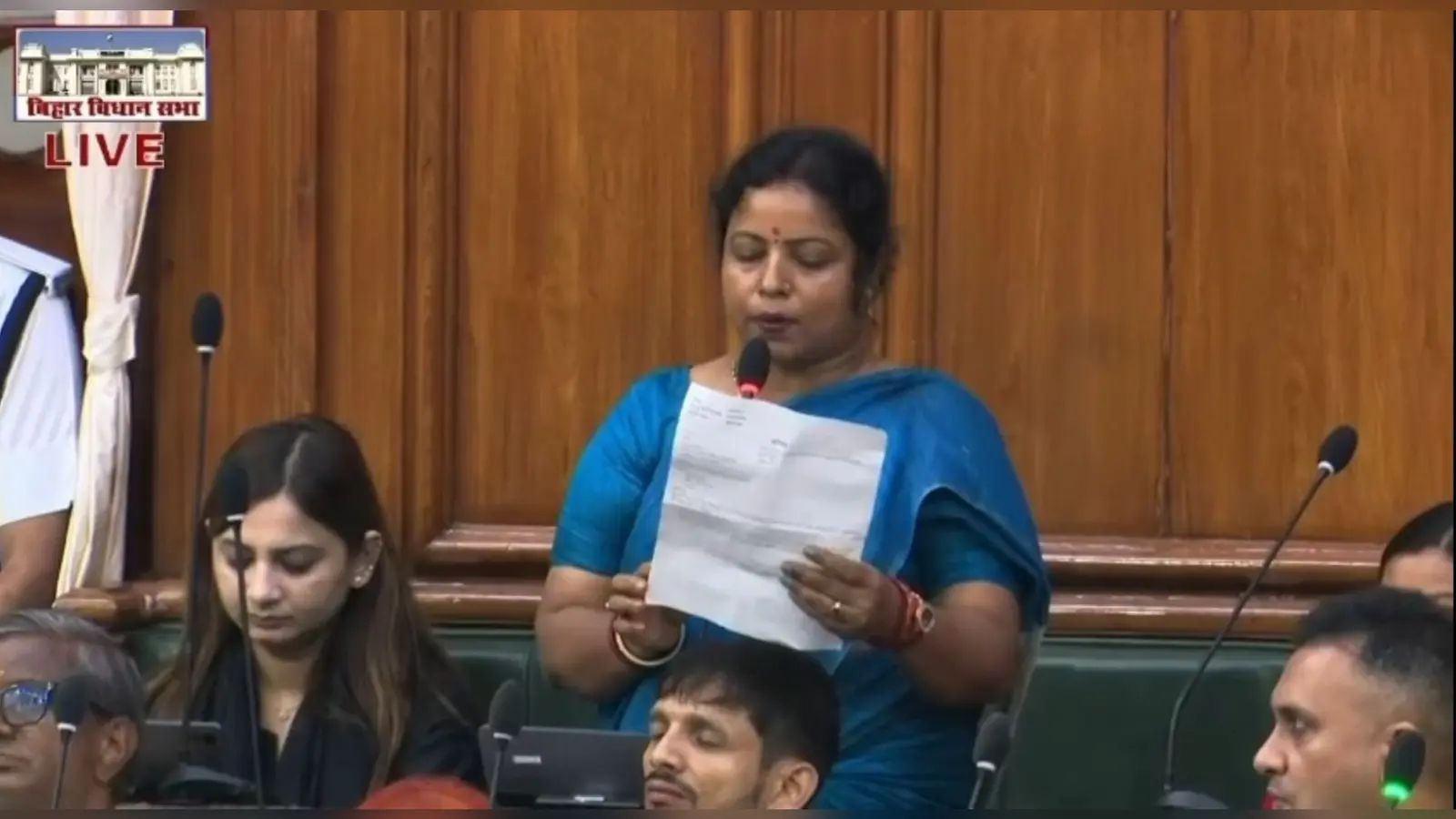 फोटो - बिहार विधानसभा में क्षेत्र की जर्जर सड़कों के निर्माण, चौड़ीकरण एवं पुनर्निर्माण की मांग उठातीं विधायक संगीता देवी | Prabhat Khabar Network फोटो - बिहार विधानसभा में क्षेत्र की जर्जर सड़कों के निर्माण, चौड़ीकरण एवं पुनर्निर्माण की मांग उठातीं विधायक संगीता देवी | Prabhat Khabar Network