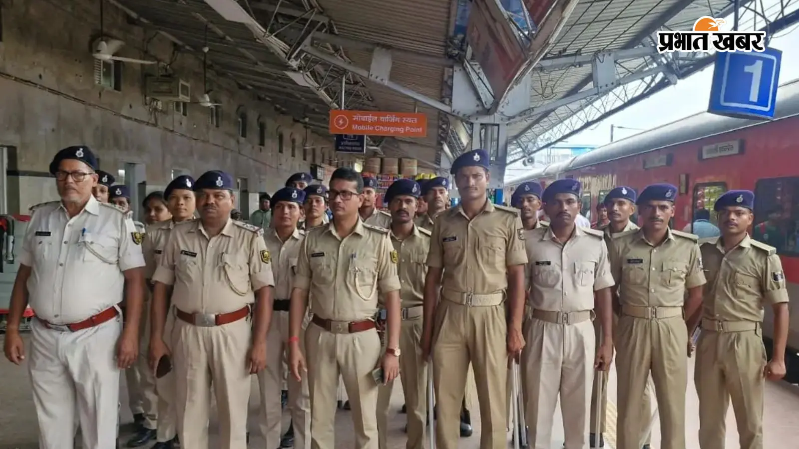 सीवान जंक्शन पर तैनात सुरक्षा बल सीवान जंक्शन पर तैनात सुरक्षा बल