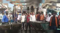 गोपालगंज के कटेया में सफाईकर्मियों का हंगामा, साथी से मारपीट पर काम ठप कर सड़क पर उतरे