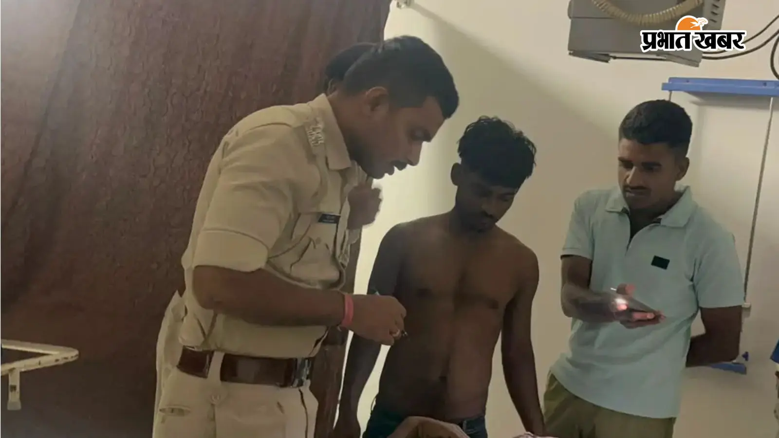 शव का जांच करती पुलिस शव का जांच करती पुलिस