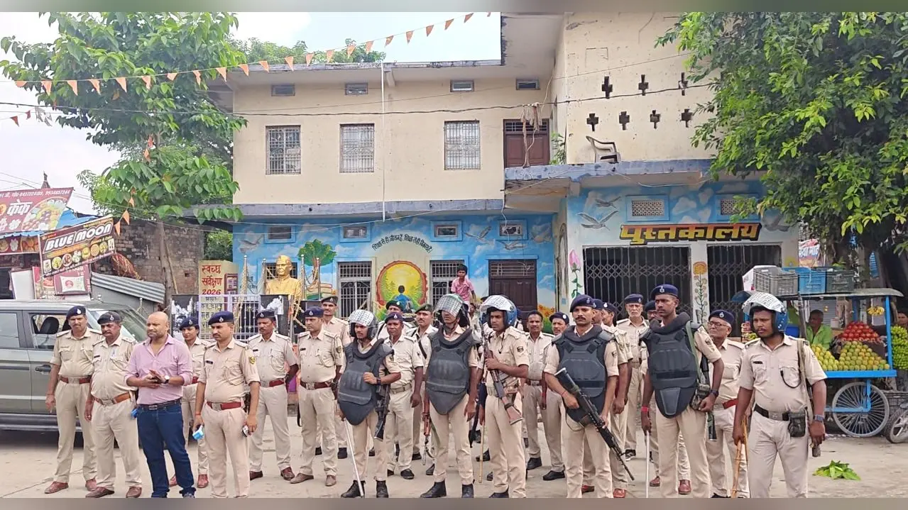 परसा के विभिन्न चौक चौराहों पर पुलिस बल तैनात | Prabhat Khabar Network परसा के विभिन्न चौक चौराहों पर पुलिस बल तैनात | Prabhat Khabar Network