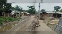 मधेपुरा  में नाला निर्माण में गड़बड़ी का आरोप, ग्रामीणों के विरोध के बाद बदली गई ईंटें, सूचना बोर्ड नहीं लगाने पर भी सवाल