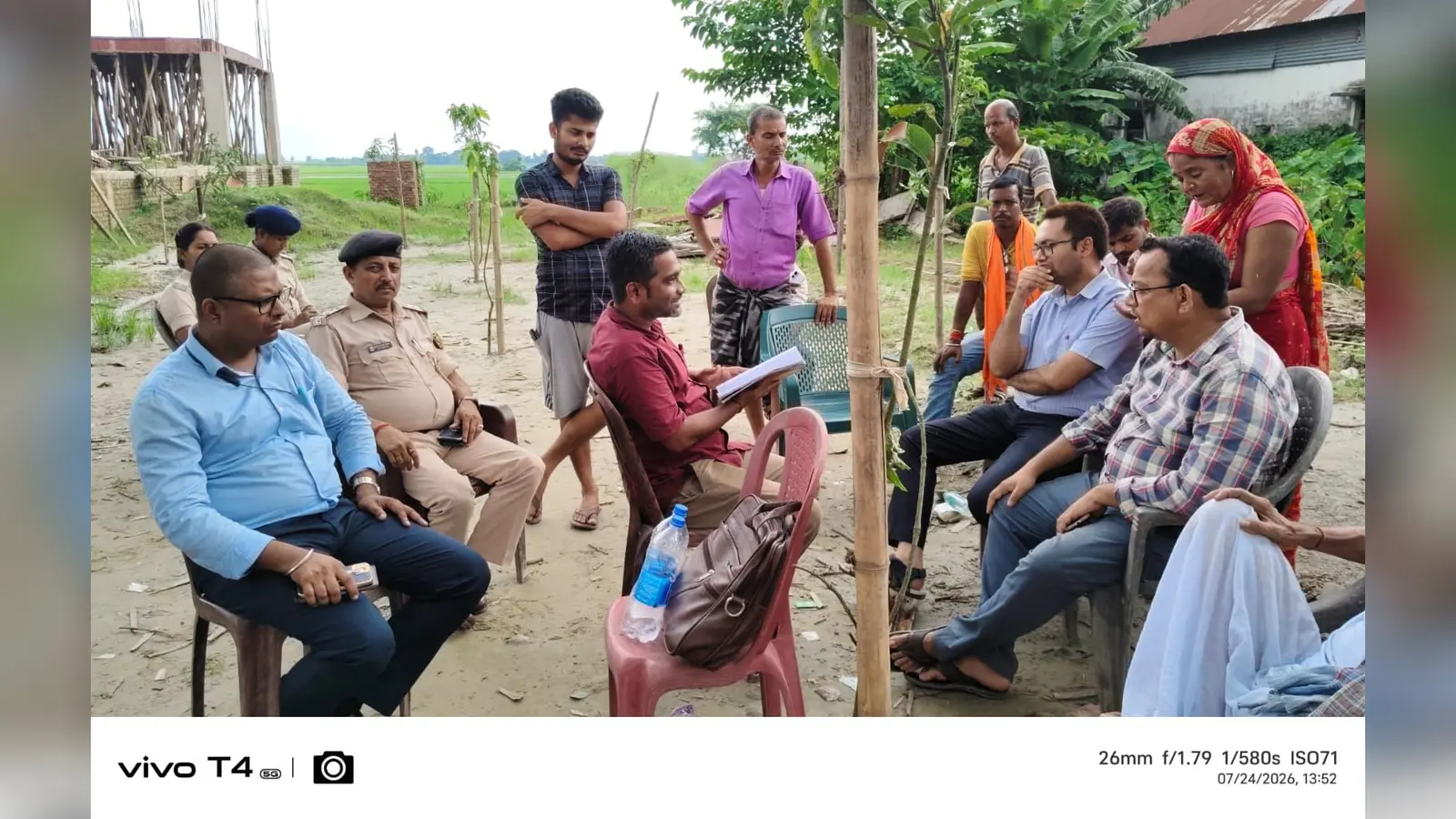पंचायत सरकार भवन की निर्माणाधीन भूमि विवाद का निपटारा करते पदाधिकारी | Prabhat Khabar Network पंचायत सरकार भवन की निर्माणाधीन भूमि विवाद का निपटारा करते पदाधिकारी | Prabhat Khabar Network