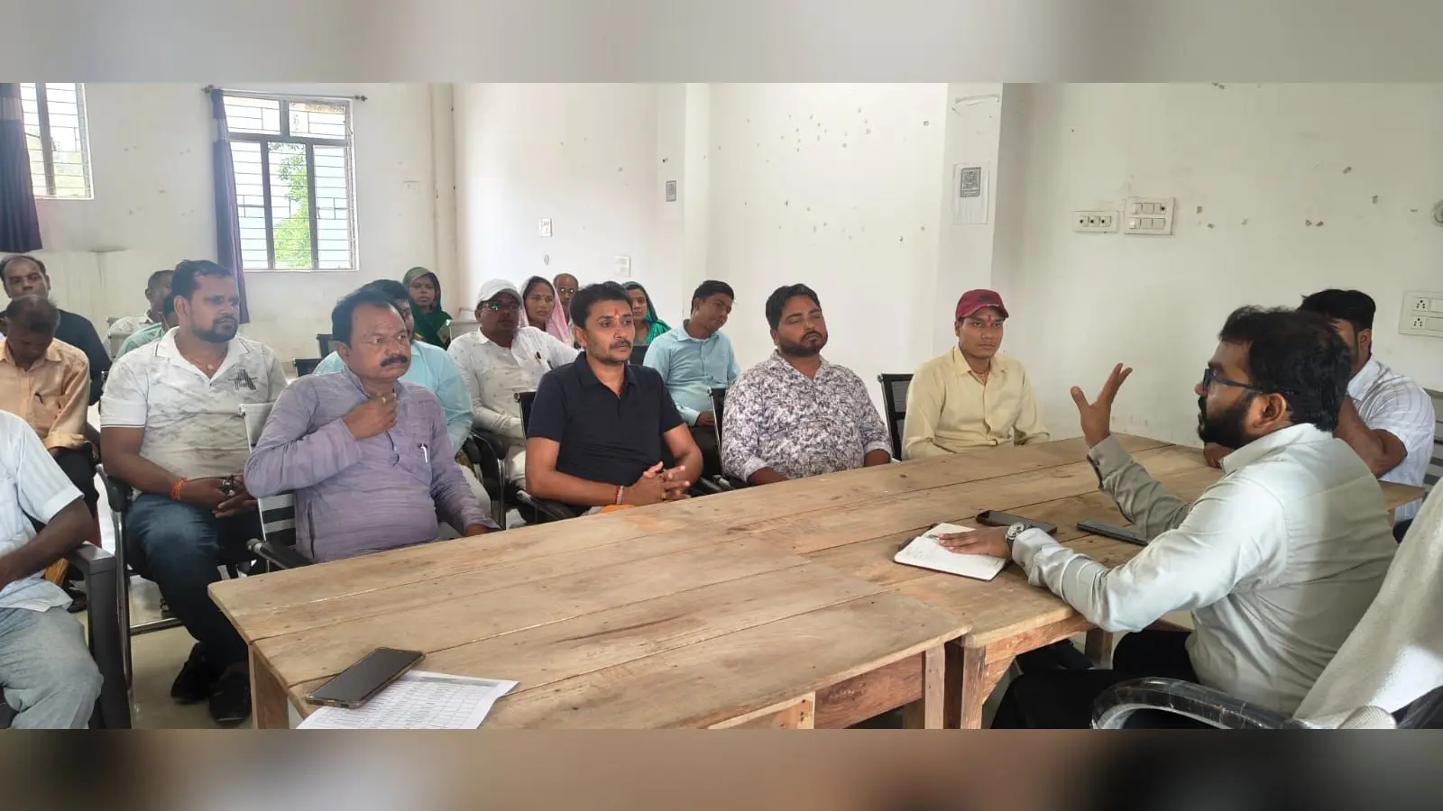 राशन कार्ड को बीडीओ पंचायत प्रतिनिधि के साथ बैठक कर निर्देश देते | Prabhat Khabar Network राशन कार्ड को बीडीओ पंचायत प्रतिनिधि के साथ बैठक कर निर्देश देते | Prabhat Khabar Network