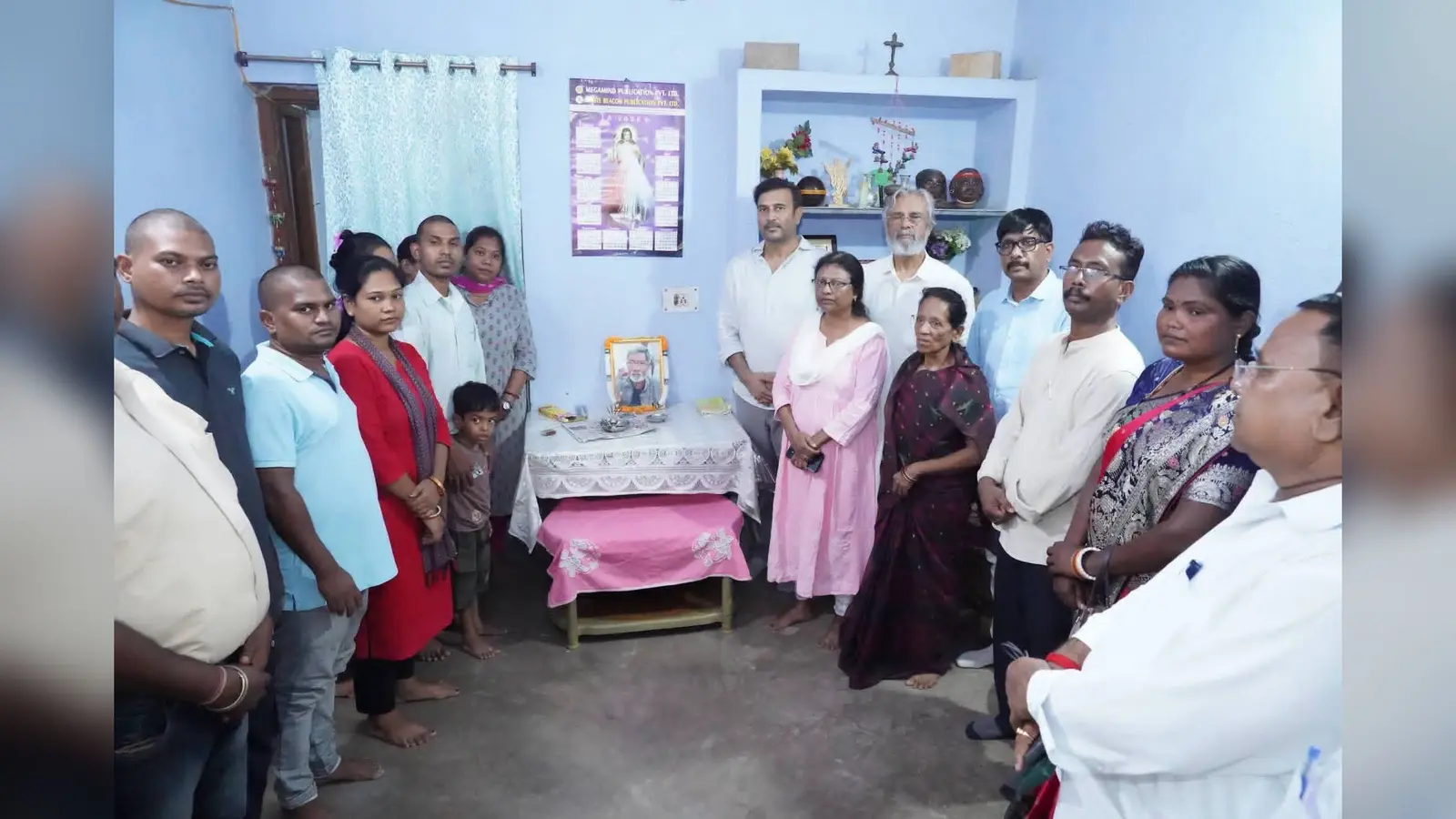 झारखंड आंदोलन के वरिष्ठ नेता दामू बानरा की तसवीर पर माल्यर्पण कर श्रद्धांजलि देते आजसू पार्टी के केंद्रीय अध्यक्ष सुदेश महतो व अन्य | Prabhat Khabar Network झारखंड आंदोलन के वरिष्ठ नेता दामू बानरा की तसवीर पर माल्यर्पण कर श्रद्धांजलि देते आजसू पार्टी के केंद्रीय अध्यक्ष सुदेश महतो व अन्य | Prabhat Khabar Network