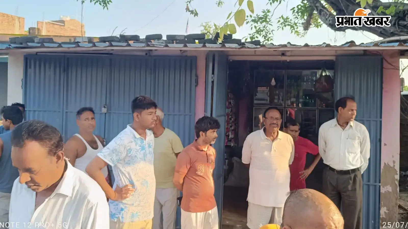 किराना दुकान में चोरी की घटना के बाद ग्रामीणों की भीड़ किराना दुकान में चोरी की घटना के बाद ग्रामीणों की भीड़