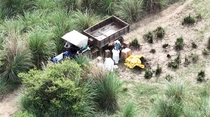 फोटो - यूपी क्षेत्र में गंगा के तट पर ट्रैक्टर से उतर गया शराब फोटो- उतारी गई शराब को सफेद बोरी में भरते तस्कर | Prabhat Khabar Network फोटो - यूपी क्षेत्र में गंगा के तट पर ट्रैक्टर से उतर गया शराब फोटो- उतारी गई शराब को सफेद बोरी में भरते तस्कर | Prabhat Khabar Network