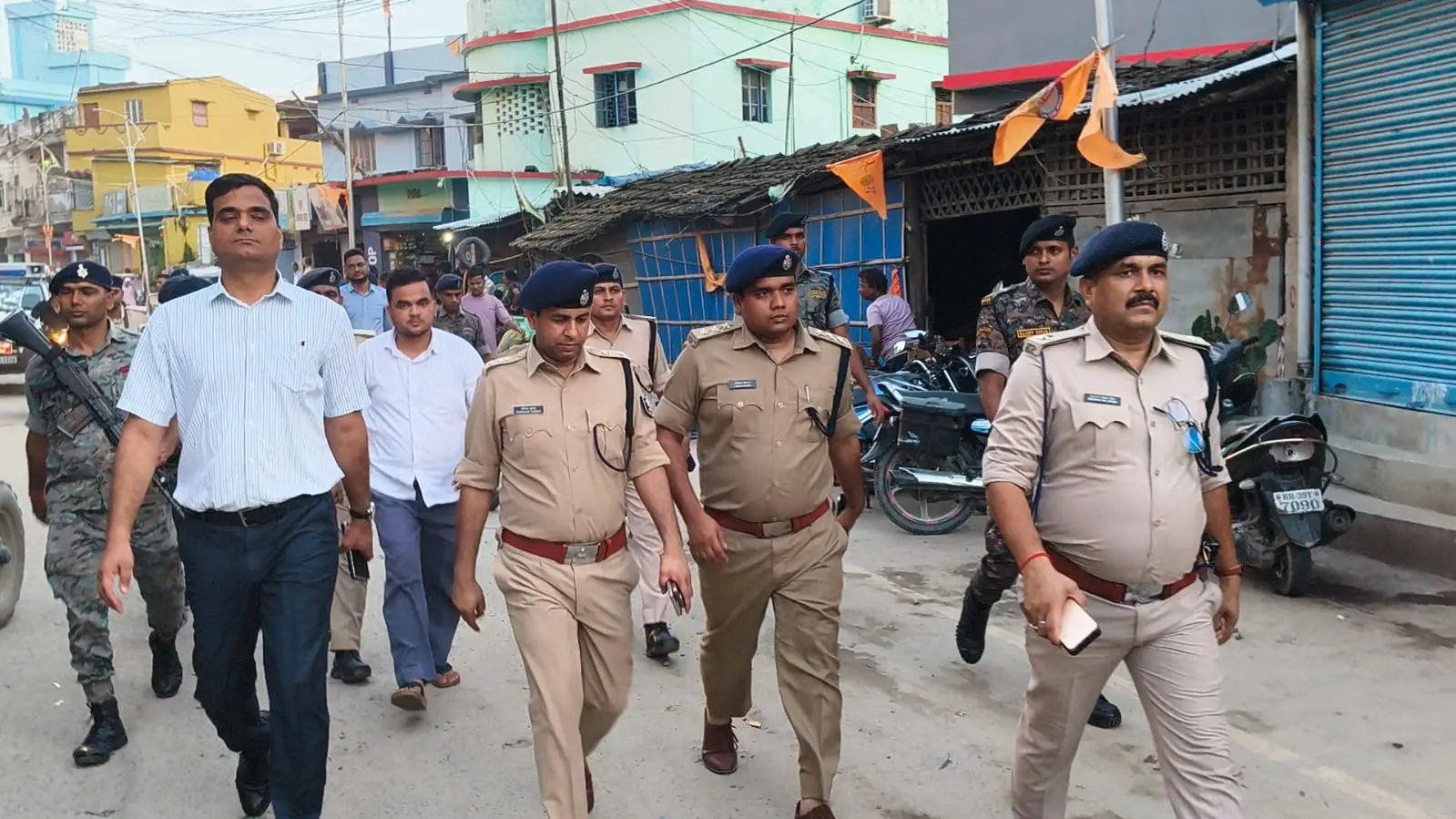 फोटो शांति व्यवस्था बनाए रखने को लेकर फ्लैग मार्च में शामिल डीएम एसपी सहित अन्य अधिकारी | Prabhat Khabar Network फोटो शांति व्यवस्था बनाए रखने को लेकर फ्लैग मार्च में शामिल डीएम एसपी सहित अन्य अधिकारी | Prabhat Khabar Network