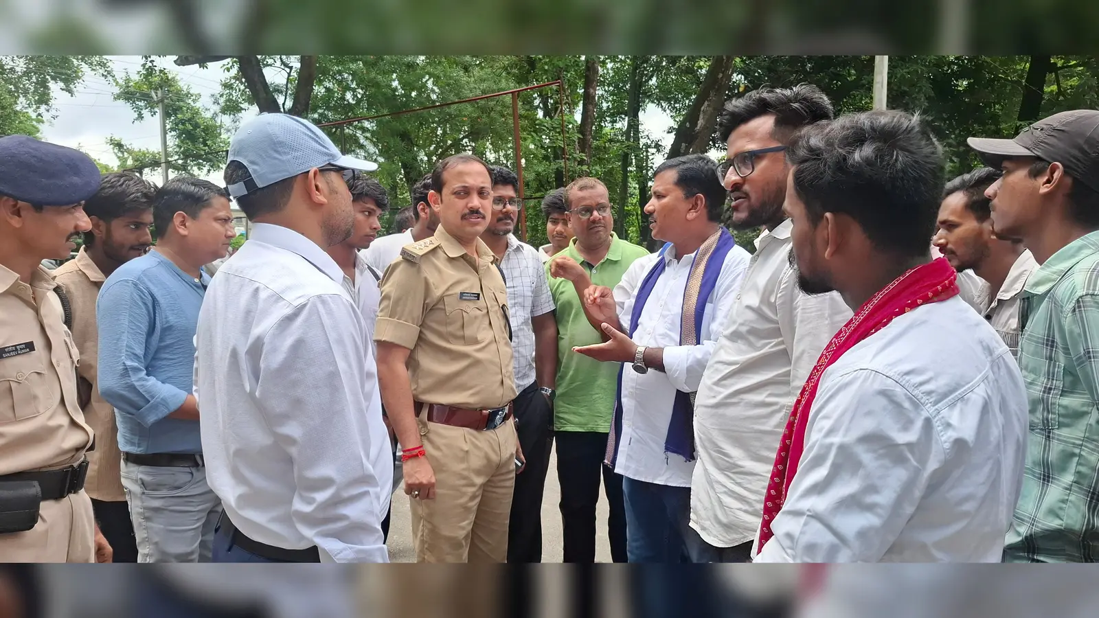इंदिरा गांधी में सुरक्षा व्यवस्था पुख्ता और आंदोलनकारियों से बातचीत करते सदर डीएसपी अभिनव परासर | Prabhat Khabar Network इंदिरा गांधी में सुरक्षा व्यवस्था पुख्ता और आंदोलनकारियों से बातचीत करते सदर डीएसपी अभिनव परासर | Prabhat Khabar Network