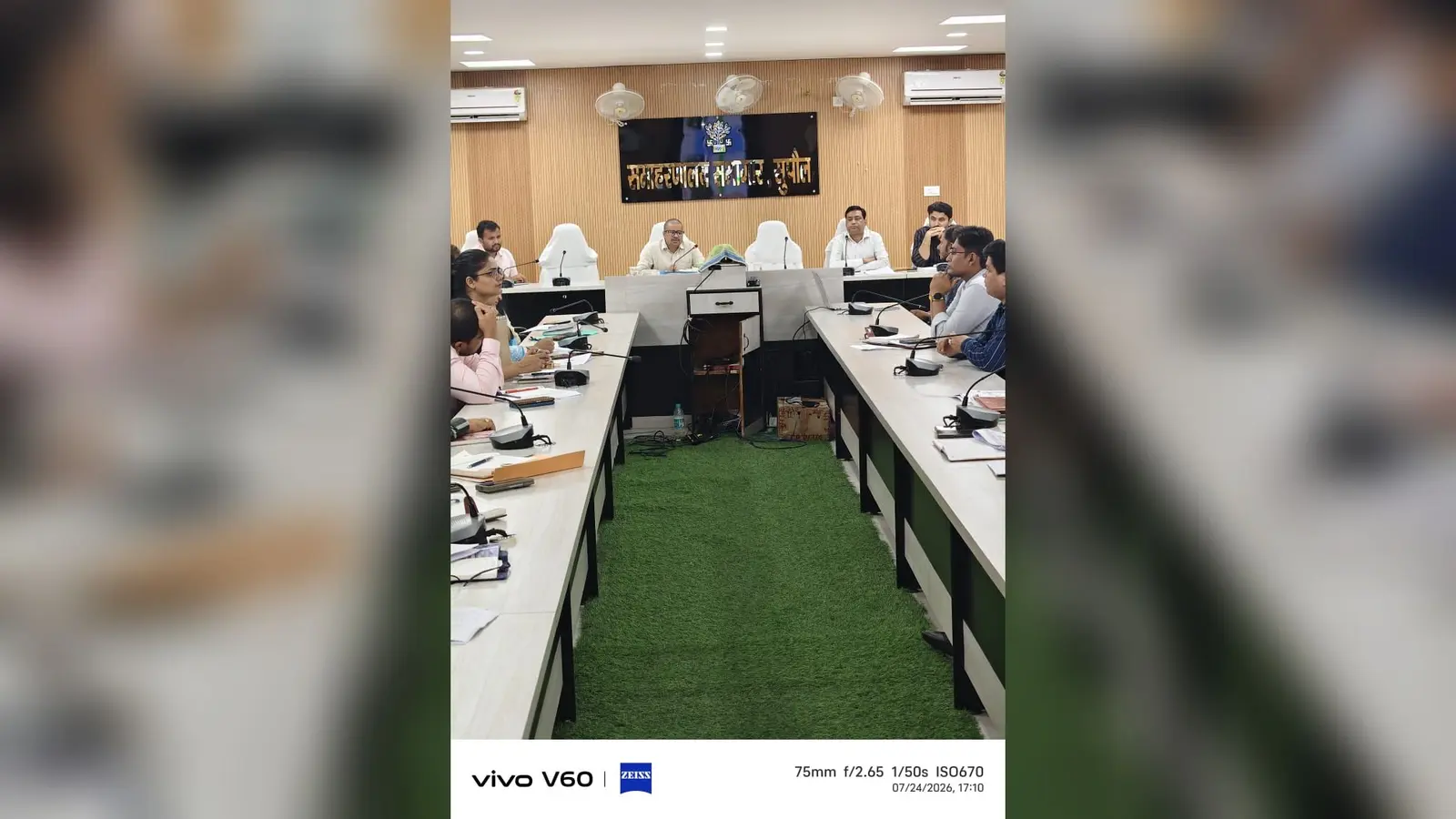 बैठक करते डीएम | Prabhat Khabar Network बैठक करते डीएम | Prabhat Khabar Network