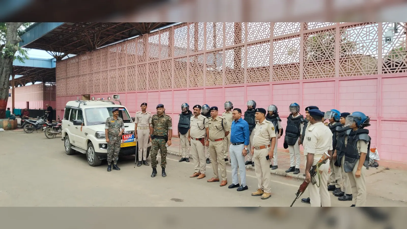 जंतर-मंतर पर छात्र आंदोलन और इस्तीफे की मांग के बीच बिहार बंद को लेकर कहलगांव में पुलिस अलर्ट, संवेदनशील इलाकों में फ्लैग मार्च | Prabhat Khabar Network जंतर-मंतर पर छात्र आंदोलन और इस्तीफे की मांग के बीच बिहार बंद को लेकर कहलगांव में पुलिस अलर्ट, संवेदनशील इलाकों में फ्लैग मार्च | Prabhat Khabar Network