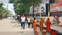 छपरा में बिहार बंद के बीच ऑटो और ई रिक्शा का परिचालन बधित, पैदल ही स्टेशन- बस स्टैंड तक पहुंचे लोग