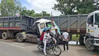 चकाई-देवघर मार्ग पर दो हाइवा की भीषण भिड़ंत, चालक गंभीर रूप से घायल; देवघर में इलाज जारी