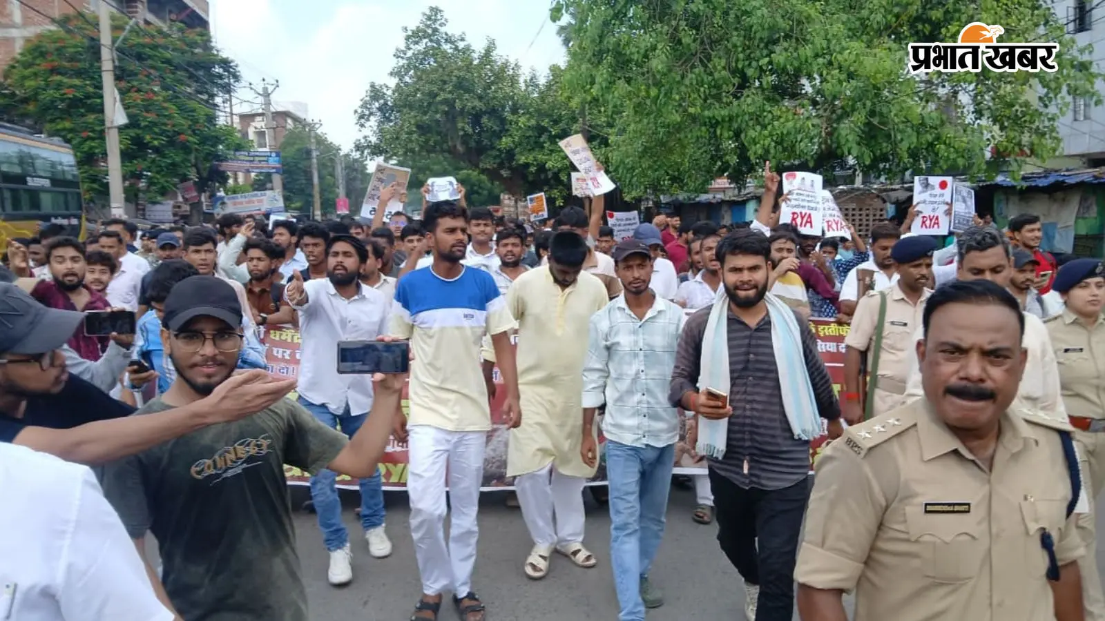 सड़क पर प्रदर्शन करते छात्र सड़क पर प्रदर्शन करते छात्र