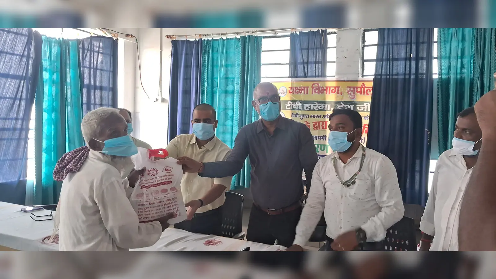 टीबी मरीजों को किट देते डीएम व सीएस | Prabhat Khabar Network टीबी मरीजों को किट देते डीएम व सीएस | Prabhat Khabar Network