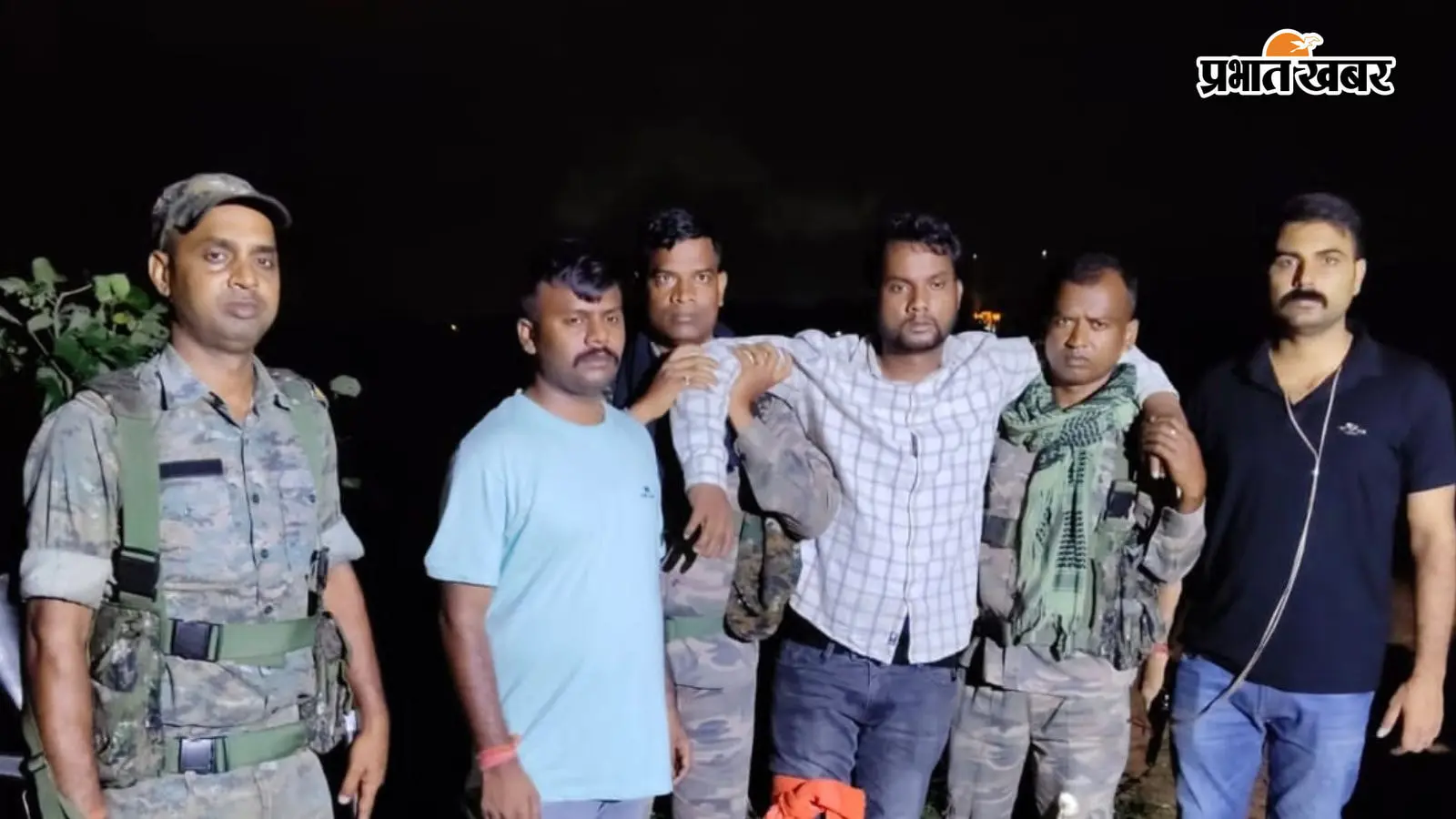 घायल आरोपी और अन्य पुलिसकर्मी. घायल आरोपी और अन्य पुलिसकर्मी.