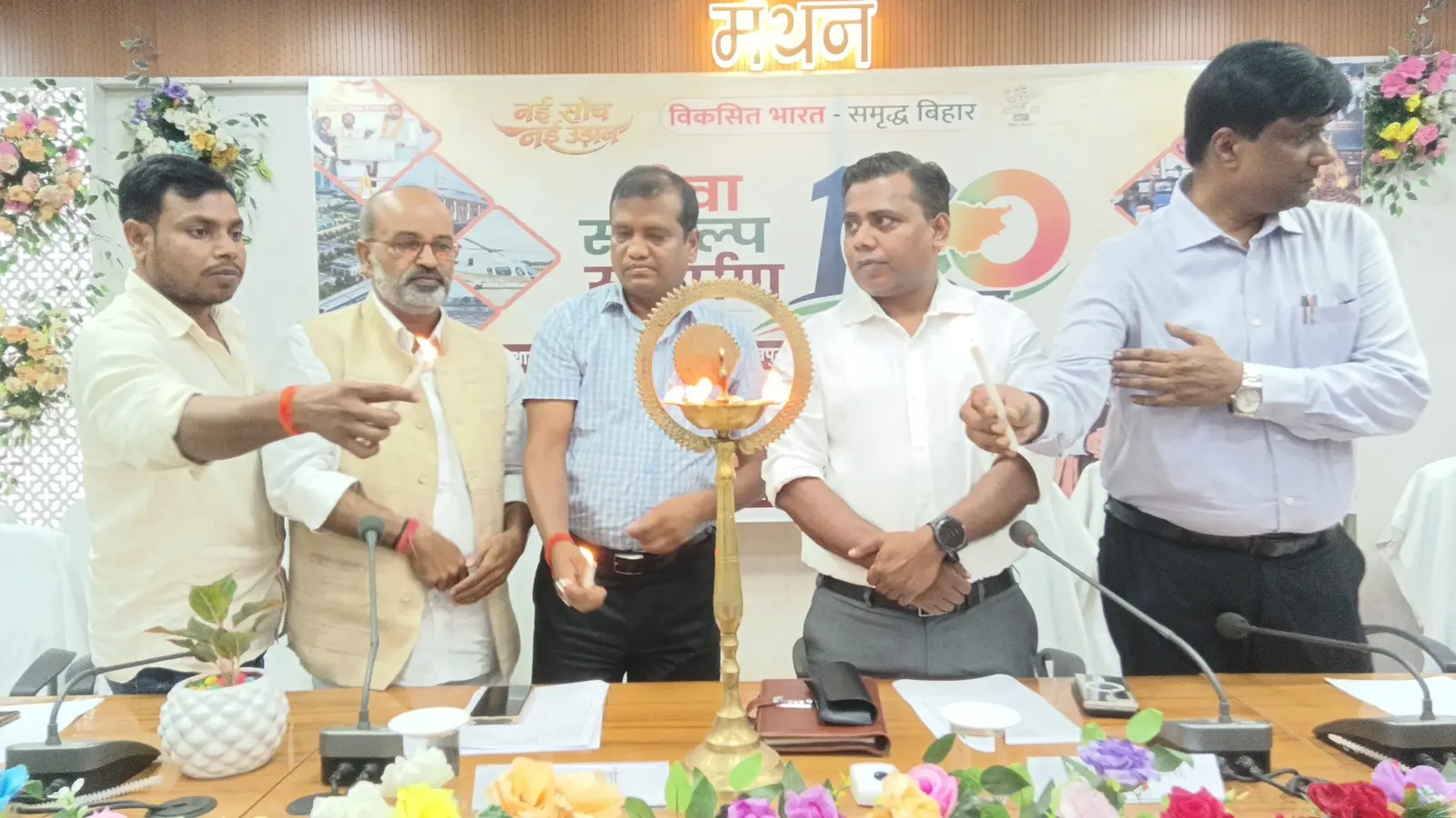 दीप प्रज्वलित कर कार्यक्रम का उद्घाटन करते एमएलसी ललन प्रसाद श्यामा सरोवर पार्क में पौधारोपण करते डीएम. | Prabhat Khabar Network दीप प्रज्वलित कर कार्यक्रम का उद्घाटन करते एमएलसी ललन प्रसाद श्यामा सरोवर पार्क में पौधारोपण करते डीएम. | Prabhat Khabar Network