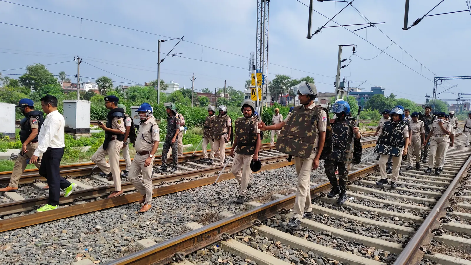 रेलवे ट्रैक पर गश्त लगाते पुलिस के जवान | Prabhat Khabar Network रेलवे ट्रैक पर गश्त लगाते पुलिस के जवान | Prabhat Khabar Network