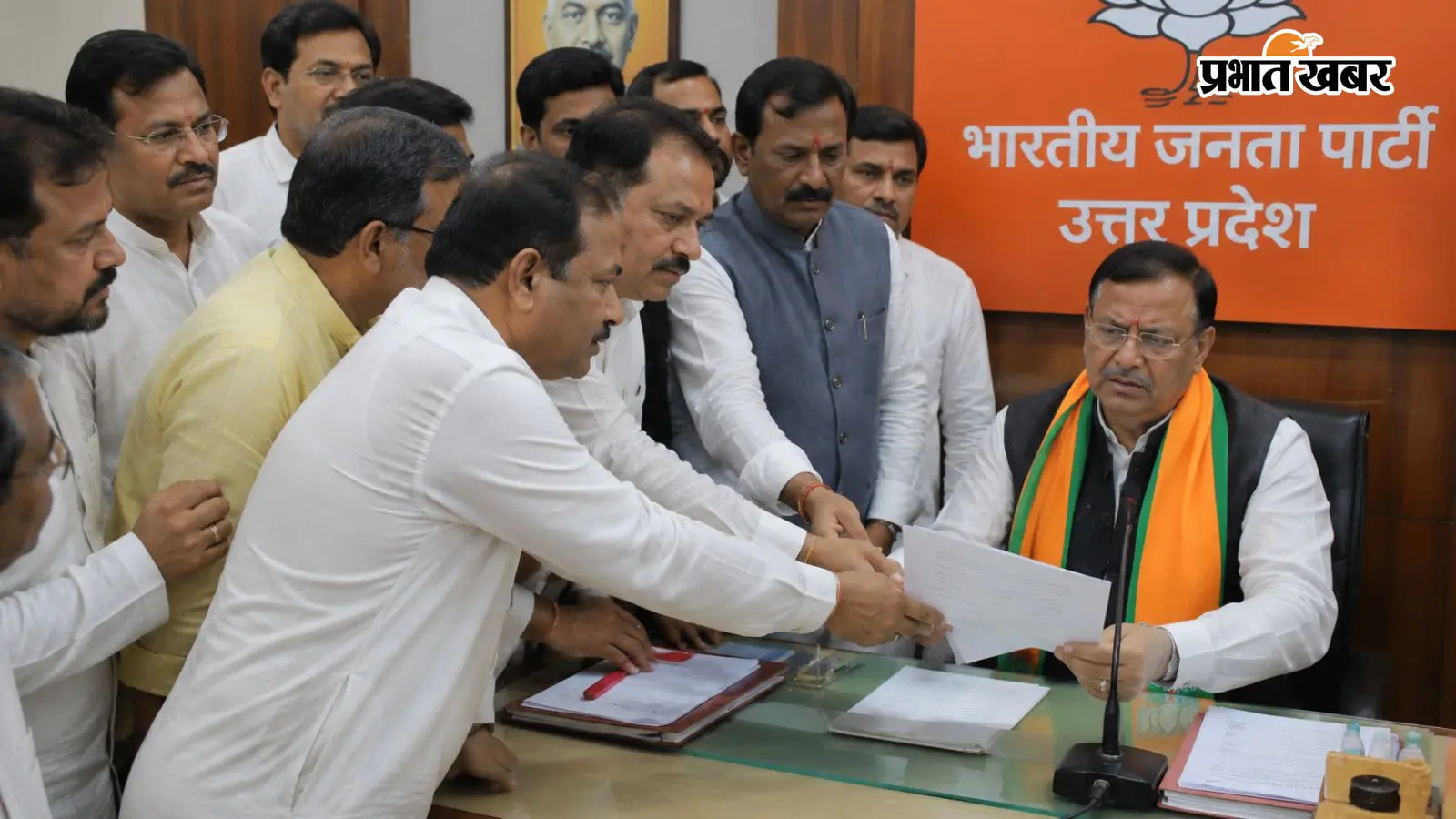प्रदेश अध्यक्ष पंकज चौधरी को शिकायत सौंपते भाजपा पार्षद (AI सांकेतिक तस्वीर) प्रदेश अध्यक्ष पंकज चौधरी को शिकायत सौंपते भाजपा पार्षद (AI सांकेतिक तस्वीर)