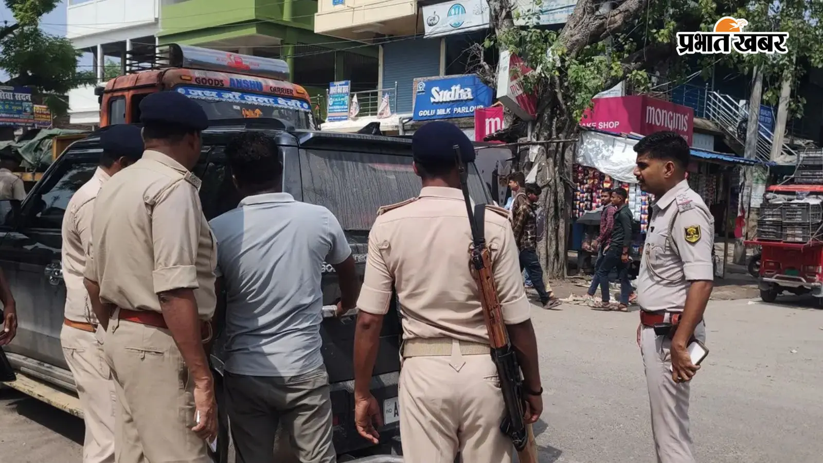 वाहन जांच करते प्रशासनिक एवं पुलिस पदाधिकारी वाहन जांच करते प्रशासनिक एवं पुलिस पदाधिकारी