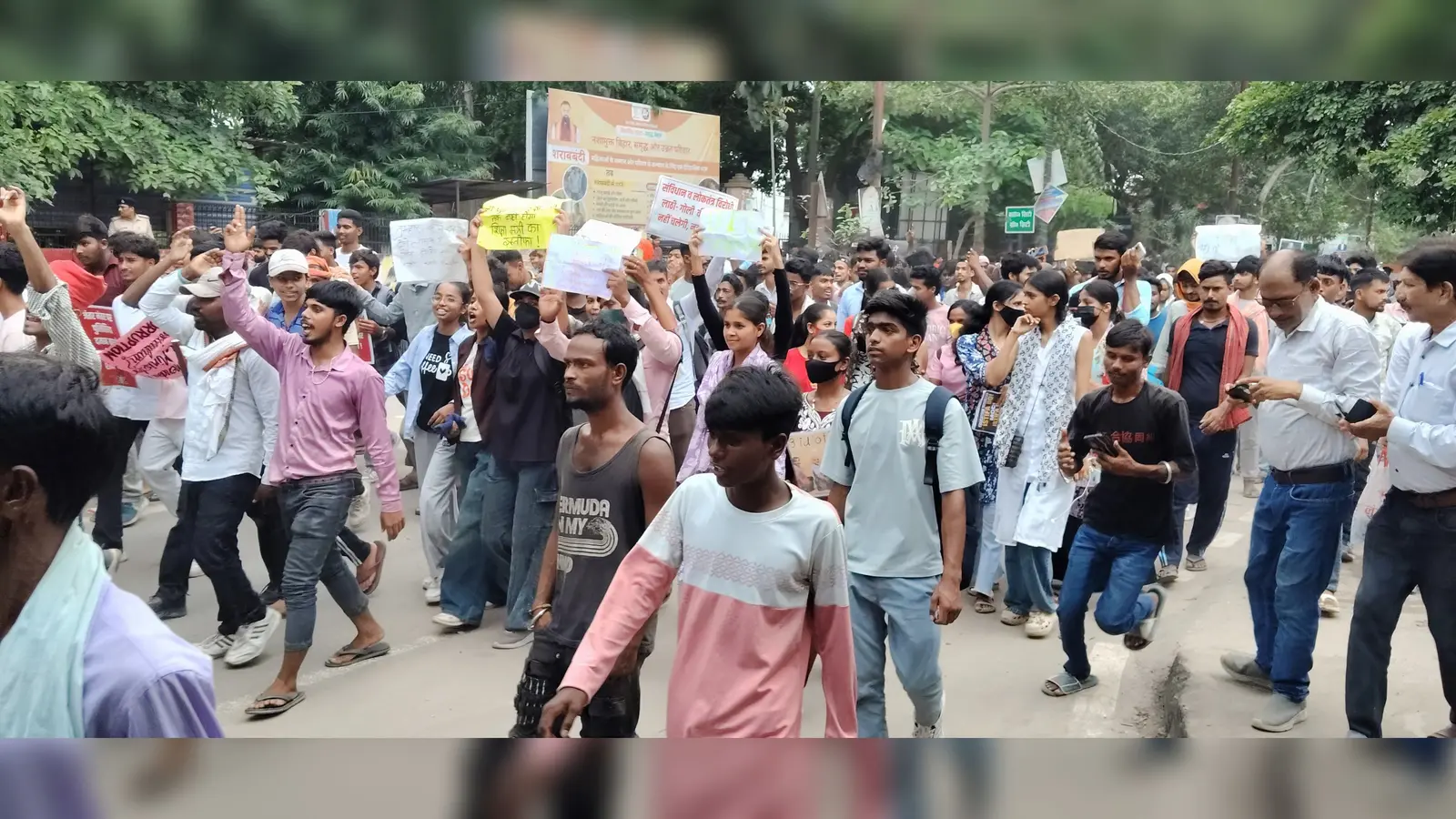 फोटो, प्रदर्शन में शामिल छात्राएं | Prabhat Khabar Network फोटो, प्रदर्शन में शामिल छात्राएं | Prabhat Khabar Network