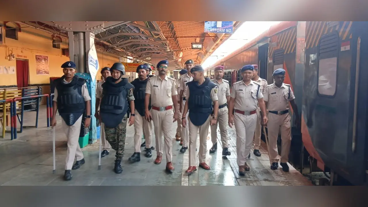 निगरानी करते पुलिस पदाधिकारी | Prabhat Khabar Network निगरानी करते पुलिस पदाधिकारी | Prabhat Khabar Network