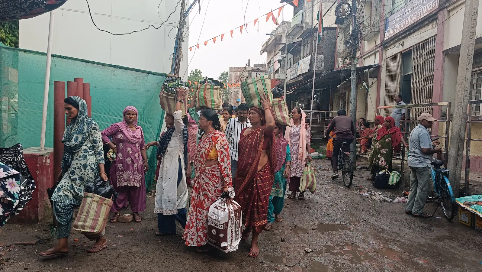 :- फोटो कैप्शन 01- सीमा पर तस्करों की लगी भीड़. | Prabhat Khabar Network :- फोटो कैप्शन 01- सीमा पर तस्करों की लगी भीड़. | Prabhat Khabar Network