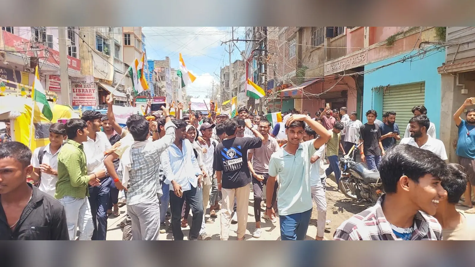शहर के मुख्य मार्ग पर आक्रोश मार्च में शामिल विभिन्न संगठनों के नेता व कार्यकर्त्ता | Prabhat Khabar Network शहर के मुख्य मार्ग पर आक्रोश मार्च में शामिल विभिन्न संगठनों के नेता व कार्यकर्त्ता | Prabhat Khabar Network