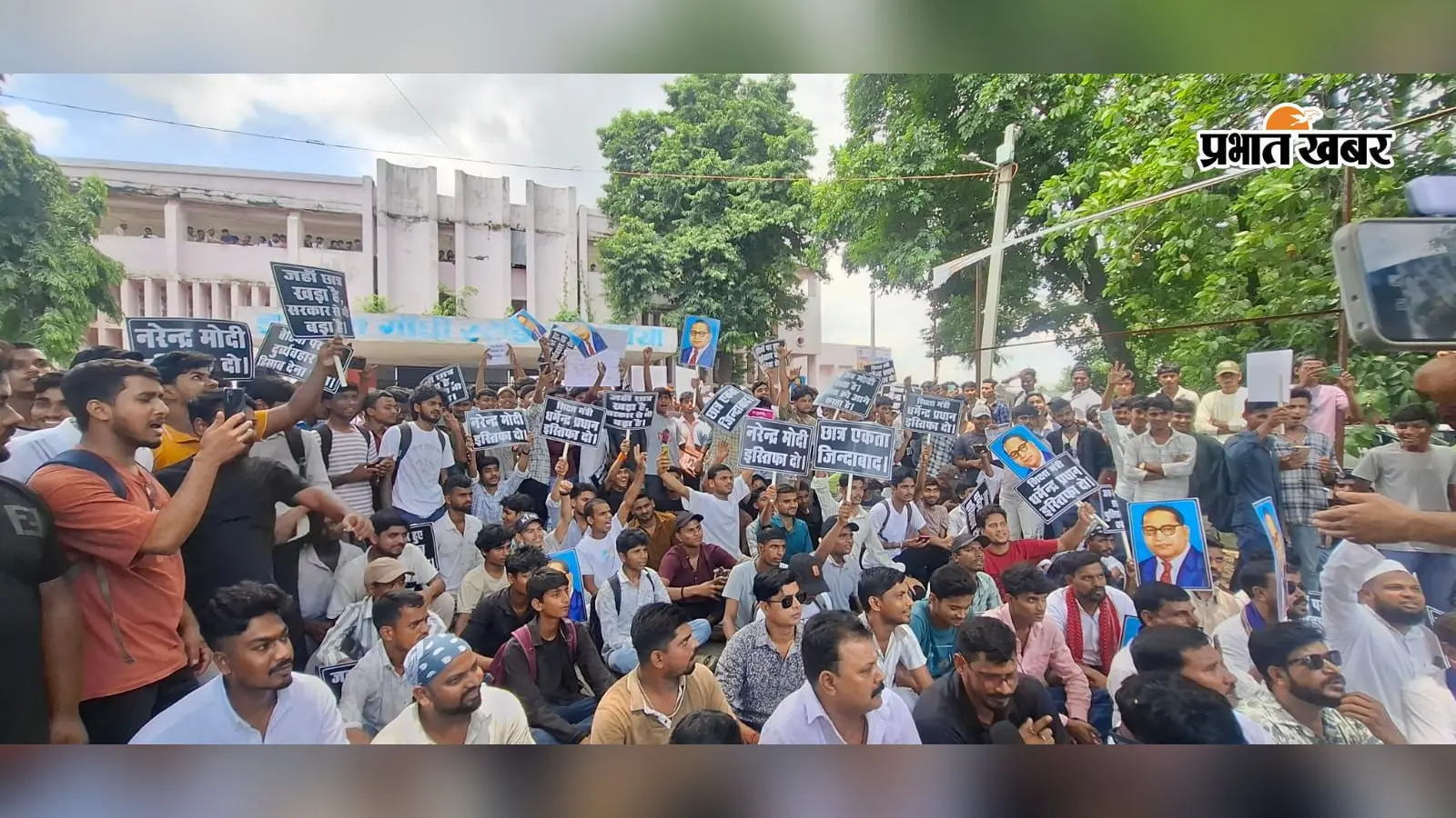 मार्च करते छात्र व प्रदर्शनकर्मी मार्च करते छात्र व प्रदर्शनकर्मी