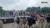 सीवान में पुलिस पर पत्थरबाजी, छात्रों ने तोड़ी बैरिकेडिंग, आंसू गैस के गोले दागे गए