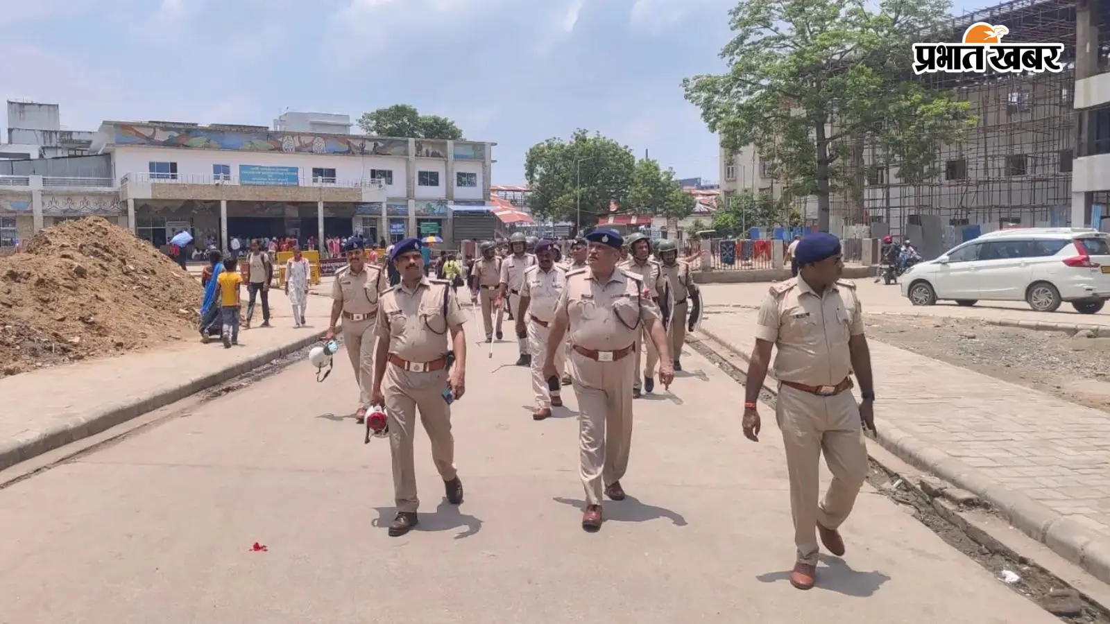 फ्लैग मार्च करते आरपीएफ और जीआरपी की टीम फ्लैग मार्च करते आरपीएफ और जीआरपी की टीम