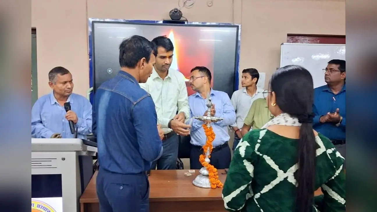 फोटो कैप्शन : कार्यक्रम का उद्घाटन करते प्राचार्य | Prabhat Khabar Network फोटो कैप्शन : कार्यक्रम का उद्घाटन करते प्राचार्य | Prabhat Khabar Network