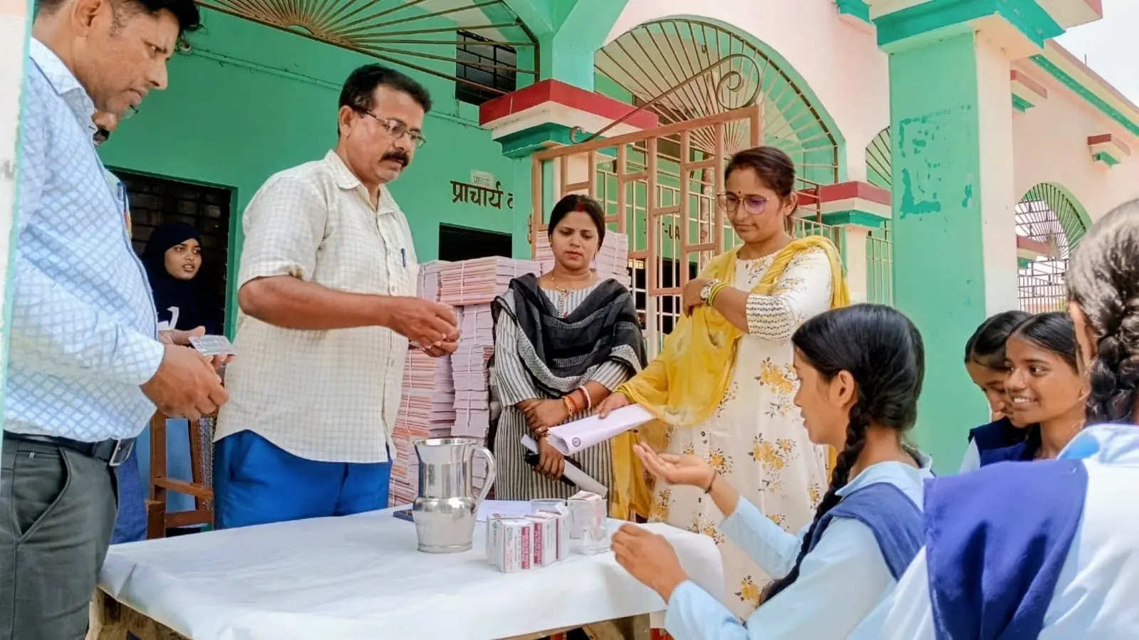 बच्चियों के बीच दवाओं और कॉपियों का वितरण करते एचएम कौशल गिरि | Prabhat Khabar Network बच्चियों के बीच दवाओं और कॉपियों का वितरण करते एचएम कौशल गिरि | Prabhat Khabar Network