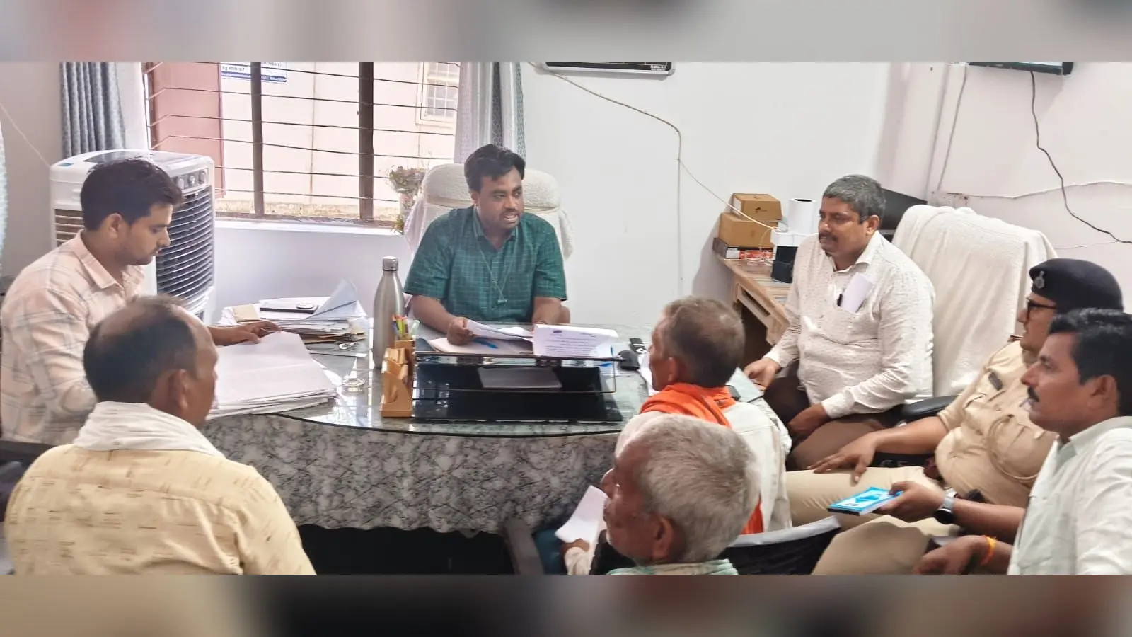 जनता दरबार में सुनवाई करते सीओ | Prabhat Khabar Network जनता दरबार में सुनवाई करते सीओ | Prabhat Khabar Network