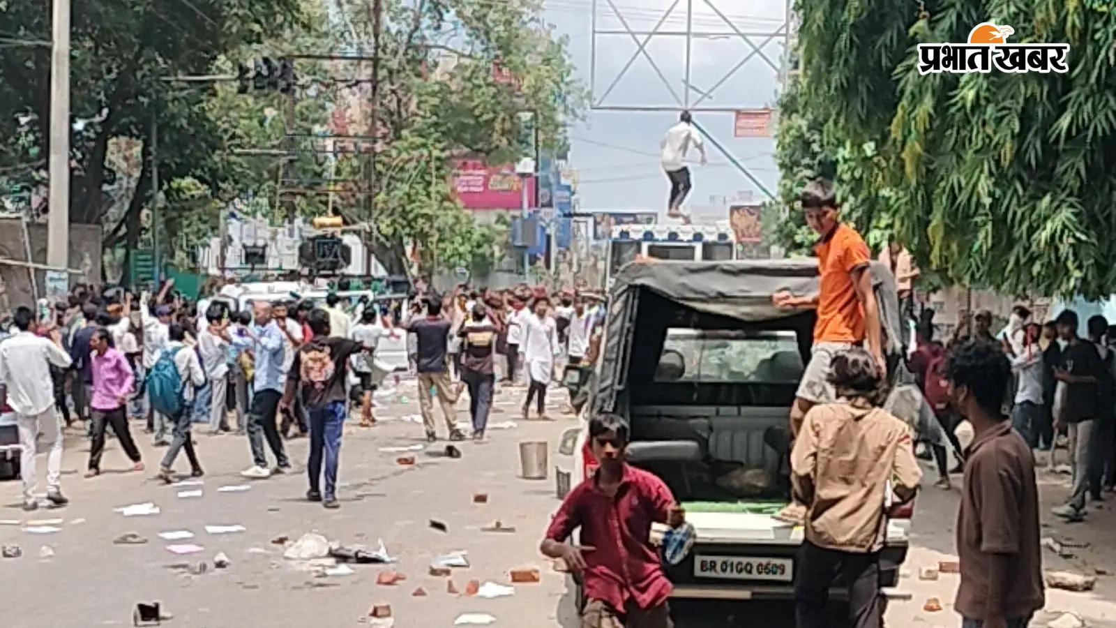 प्रदर्शनकारी छात्र प्रदर्शनकारी छात्र