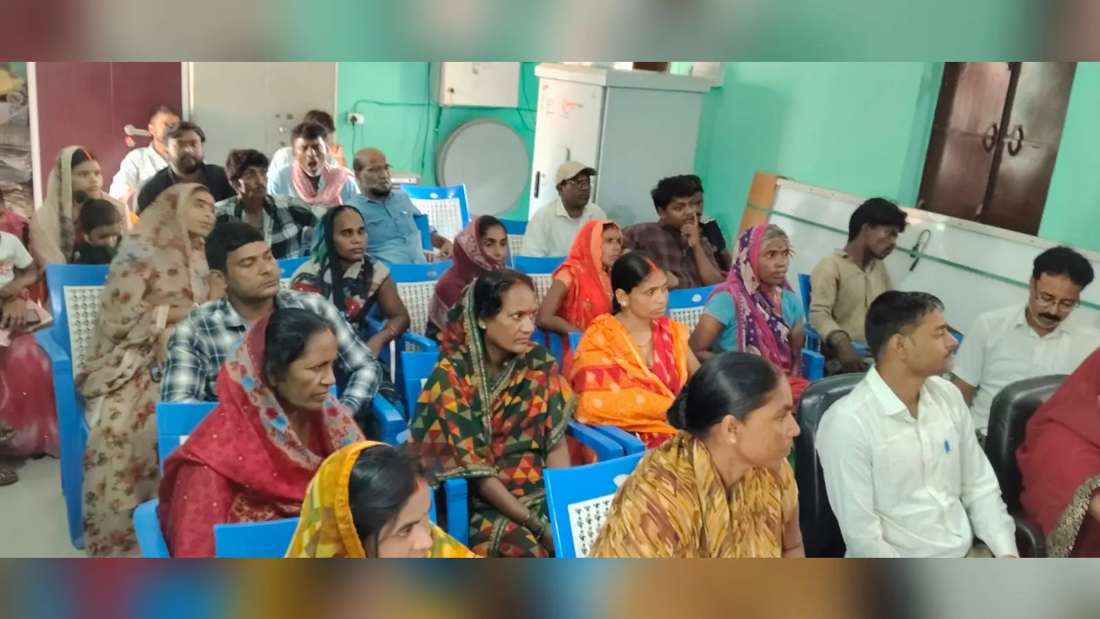 पंचायत भवन में सरकार के निर्देश पर सेवा संकल्प समर्पण संगोष्ठी का आयोजन किया गया जिसकी अध्यक्षता पंचायत के मुखिया सीमा अग्रवाल ने की । | Prabhat Khabar Network पंचायत भवन में सरकार के निर्देश पर सेवा संकल्प समर्पण संगोष्ठी का आयोजन किया गया जिसकी अध्यक्षता पंचायत के मुखिया सीमा अग्रवाल ने की । | Prabhat Khabar Network