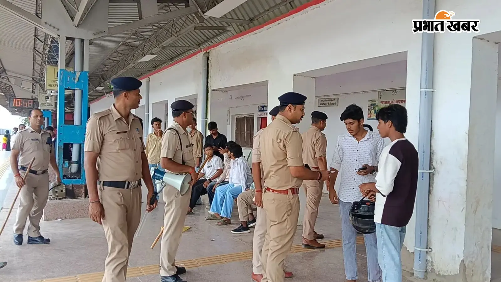 हथुआ जंक्शन पर खड़े युवकों से पुछताछ करती पुलिस हथुआ जंक्शन पर खड़े युवकों से पुछताछ करती पुलिस
