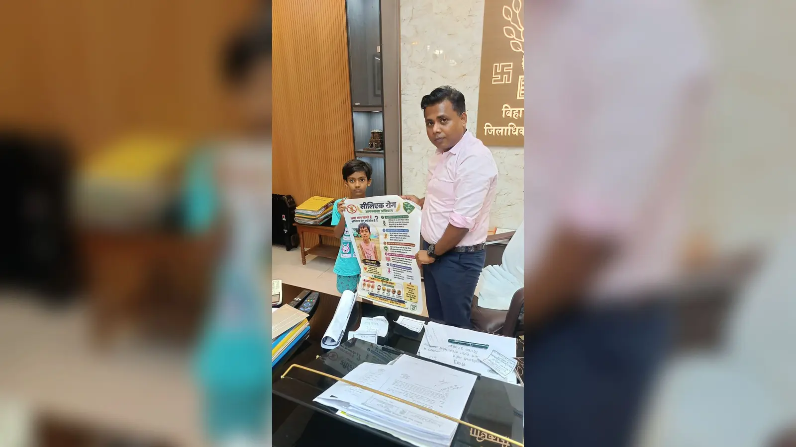 डीएम शेखर आनंद को जागरूकता बैनर भेंट करती कोमल भारती सीएस संजय कुमार को जागरूकता सौंपती भारती | Prabhat Khabar Network डीएम शेखर आनंद को जागरूकता बैनर भेंट करती कोमल भारती सीएस संजय कुमार को जागरूकता सौंपती भारती | Prabhat Khabar Network