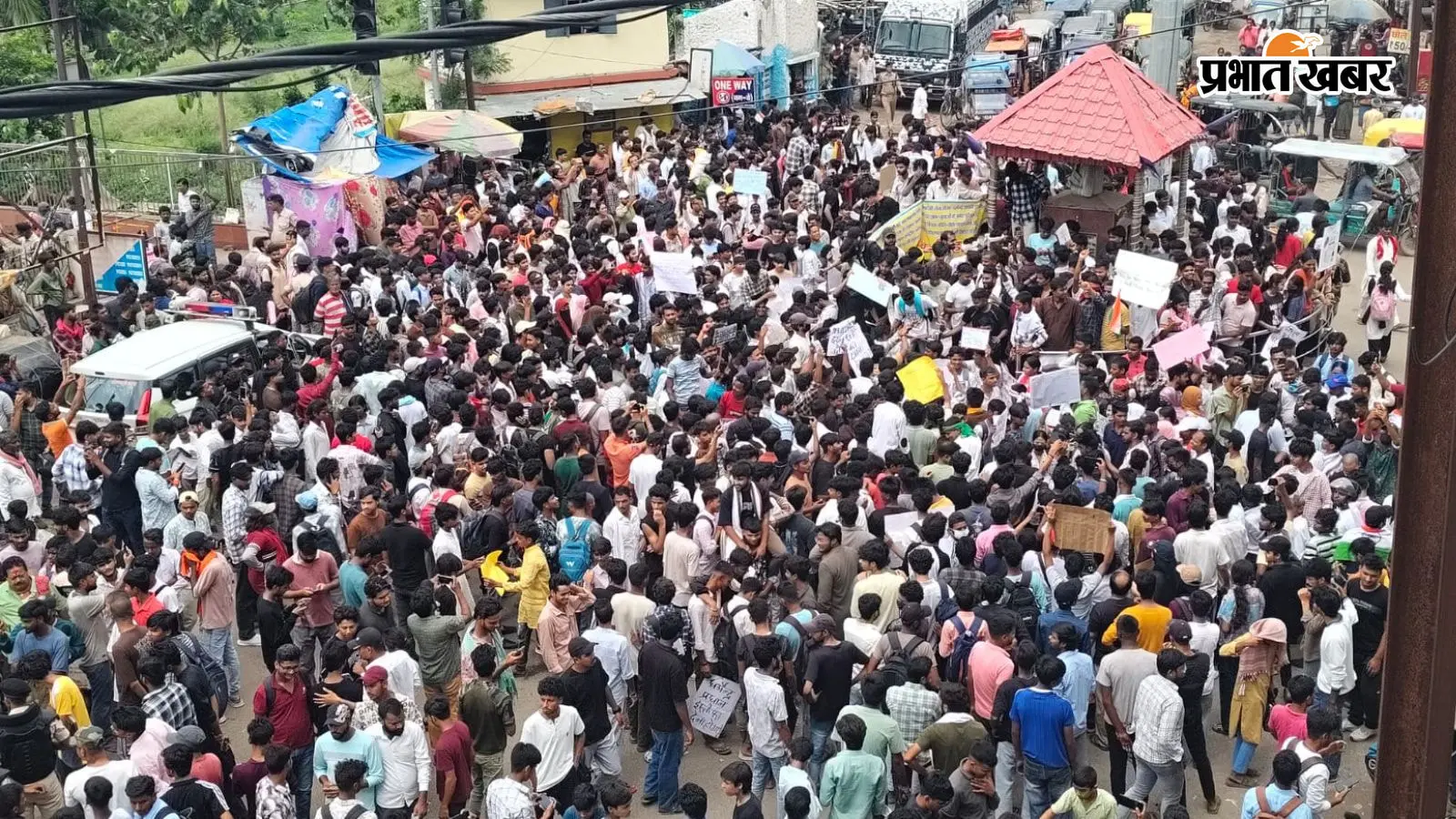 प्रदर्शन करते छात्र प्रदर्शन करते छात्र