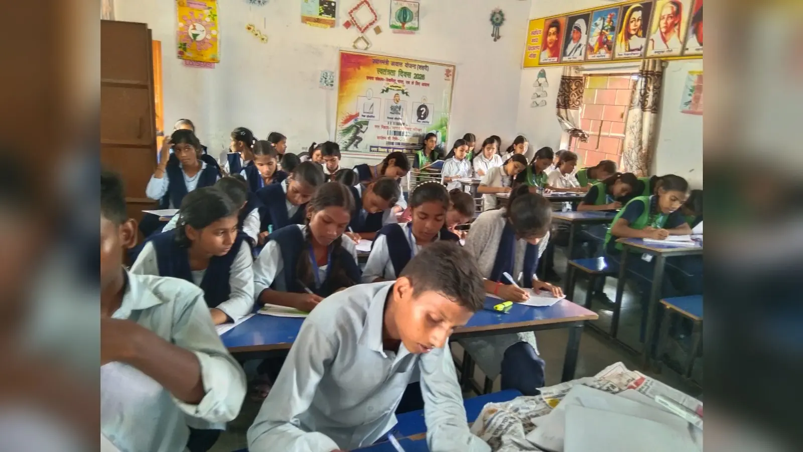 फोटो कैप्शन: सर्वोदय उच्च विद्यालय में आयोजित प्लास्टिक मुक्त शहर विषयक प्रतियोगिता के दौरान निबंध लिखते छात्र-छात्राएं | Prabhat Khabar Network फोटो कैप्शन: सर्वोदय उच्च विद्यालय में आयोजित प्लास्टिक मुक्त शहर विषयक प्रतियोगिता के दौरान निबंध लिखते छात्र-छात्राएं | Prabhat Khabar Network