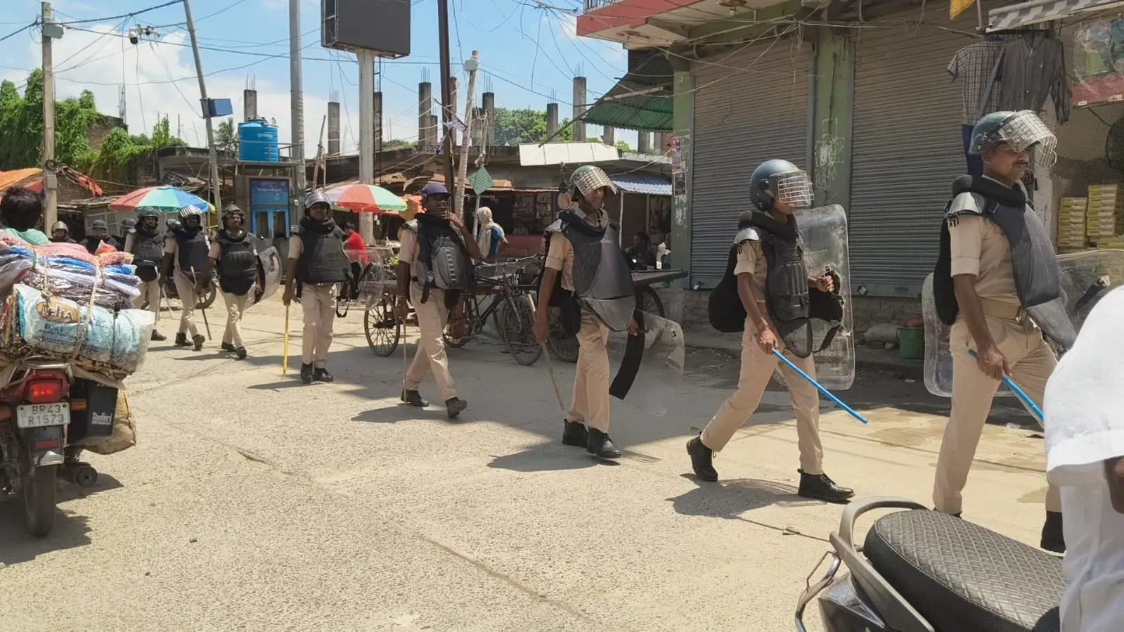 उदाकिशुनगंज अनुमंडल मुख्यालय के प्रमुख मार्गों पर फ्लैग मार्च करते पुलिस एवं सुरक्षा बल के जवान | Prabhat Khabar Network उदाकिशुनगंज अनुमंडल मुख्यालय के प्रमुख मार्गों पर फ्लैग मार्च करते पुलिस एवं सुरक्षा बल के जवान | Prabhat Khabar Network