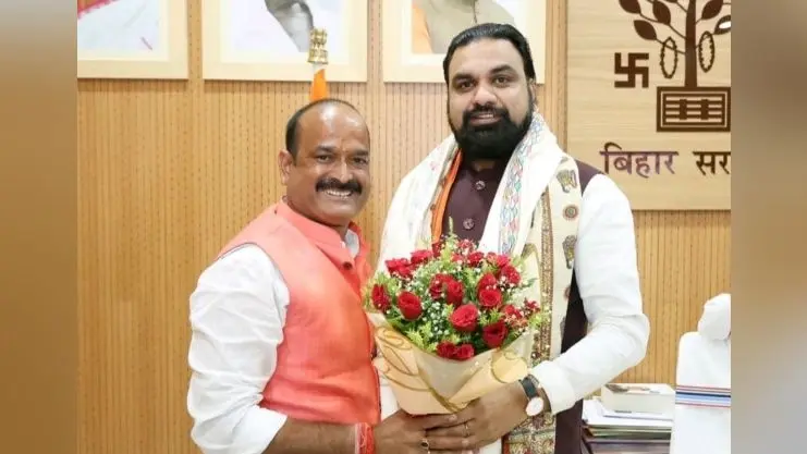 नोट: फोटो नंबर 25 सीएचपी 1 है कैप्सन होगा-सीएम को बुके देते भाजपा नेता सुशांत कुमार सिंह | Prabhat Khabar Network नोट: फोटो नंबर 25 सीएचपी 1 है कैप्सन होगा-सीएम को बुके देते भाजपा नेता सुशांत कुमार सिंह | Prabhat Khabar Network
