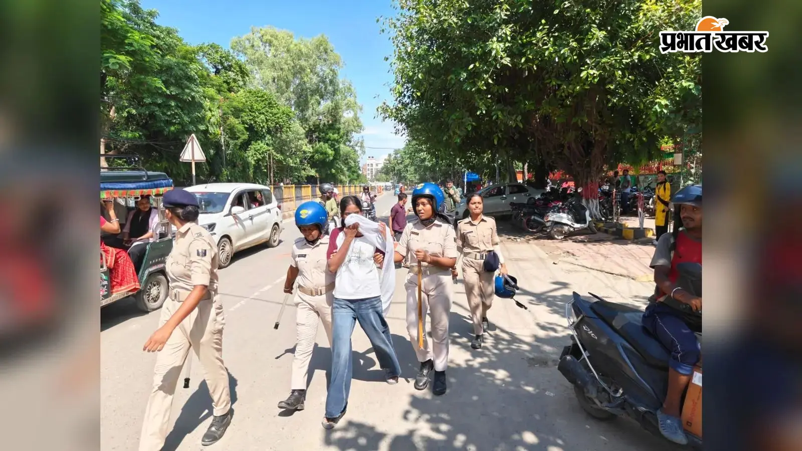 सीवान में बिहार बंद हिंसक, SP घायल, 3 युवक गोली से जख्मी सीवान में बिहार बंद हिंसक, SP घायल, 3 युवक गोली से जख्मी