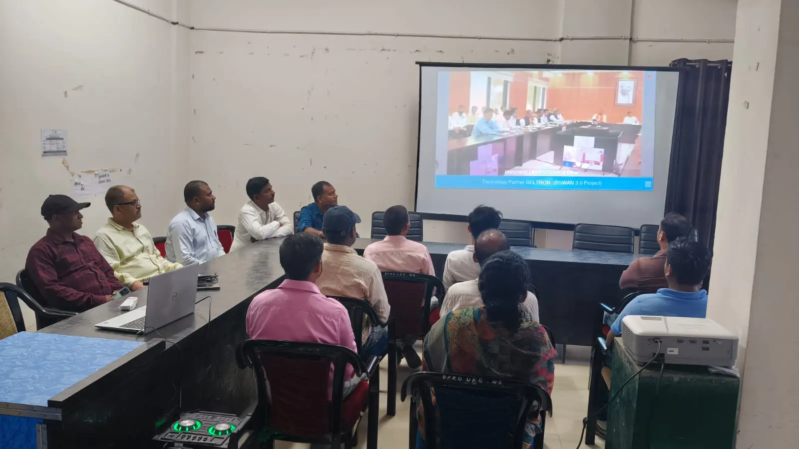 लाइव प्रसारण के दौरान उपस्थित जनप्रतिनिधि एवं अधिकारी | Prabhat Khabar Network लाइव प्रसारण के दौरान उपस्थित जनप्रतिनिधि एवं अधिकारी | Prabhat Khabar Network