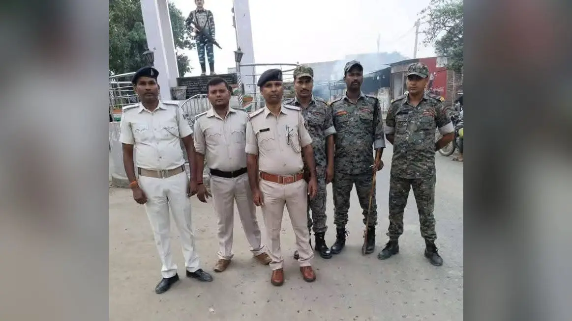 गोह स्थित जगतपति चौक पर तैनात पुलिस | Prabhat Khabar Network गोह स्थित जगतपति चौक पर तैनात पुलिस | Prabhat Khabar Network