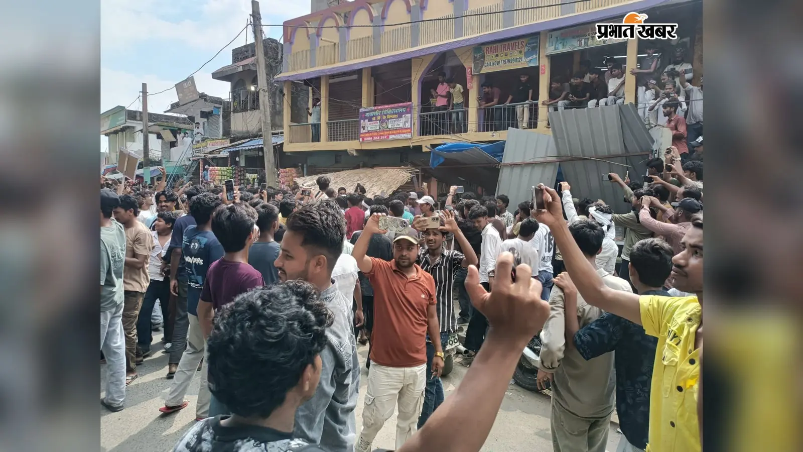किशनगंज: DDC की गाड़ी पर हमला, अधिकारी बाल-बाल बचे किशनगंज: DDC की गाड़ी पर हमला, अधिकारी बाल-बाल बचे