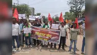 रोहतास: बिक्रमगंज में छात्रों का उग्र प्रदर्शन, पेपर लीक और नई शिक्षा नीति के विरोध में शिक्षा मंत्री के इस्तीफे की मांग